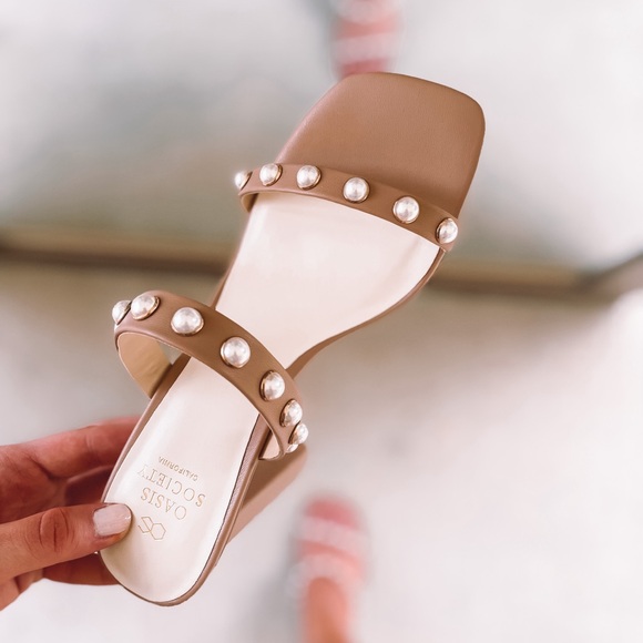 ⭐️FLASH SALE⭐️NEW! Stunning Hude Heels with pearl accents! - Picture 5 of 5